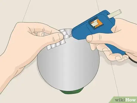 Imagen titulada Make a Disco Ball with CDs Step 14