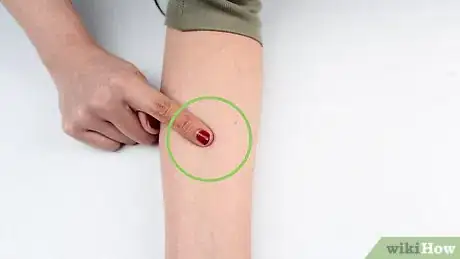 Imagen titulada Make a Temporary Tattoo With Eyeliner Step 2