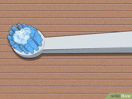 Imagen titulada Use an Electric Toothbrush Step 2