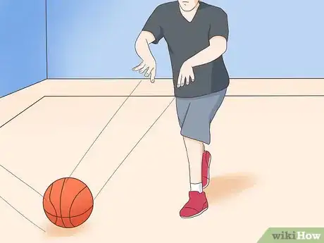 Imagen titulada Pass a Basketball Step 4
