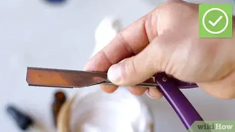 Imagen titulada Shave with a Straight Razor Step 7