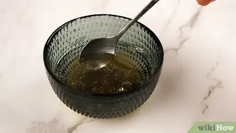 Imagen titulada Make Lip Gloss with Honey Step 3