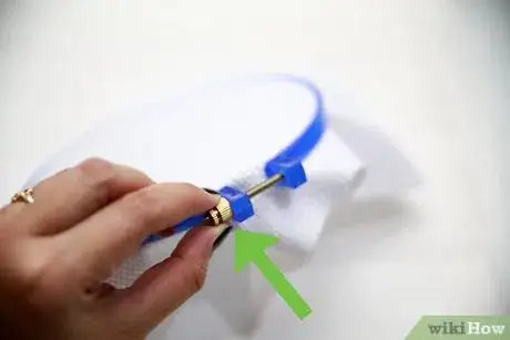 Imagen titulada Mount Fabric in an Embroidery Hoop Step 6