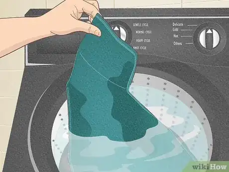 Imagen titulada Get Deodorant Off Your Clothes Step 11