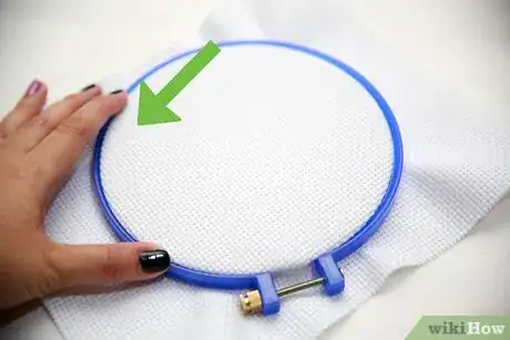 Imagen titulada Mount Fabric in an Embroidery Hoop Step 5