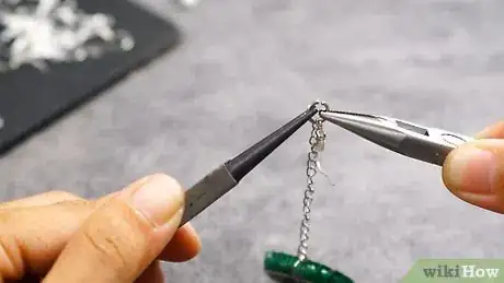 Imagen titulada Make Bottle Cap Earrings Step 9