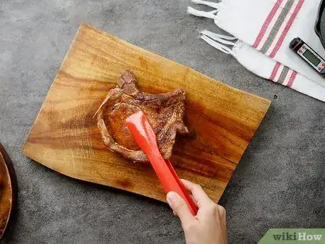 Imagen titulada Tell if Pork Chops Are Done Step 5