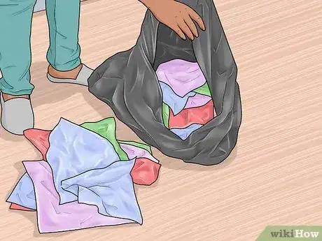Imagen titulada Recycle Old Plastic Bags Step 3