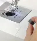 enhebrar una máquina de coser