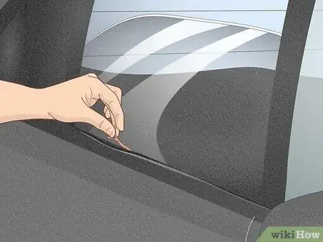 Imagen titulada Manually Roll Up a Power Window Step 6