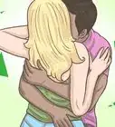 poner las manos durante un beso