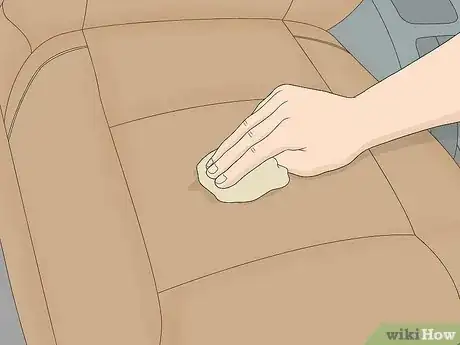 Imagen titulada Get Urine Out of a Car Seat Step 9
