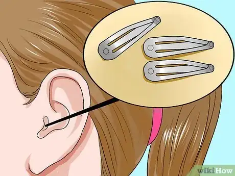 Imagen titulada Get Something out of Your Ear Step 1