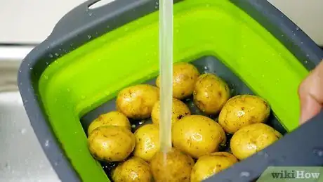 Imagen titulada Roast Baby Potatoes Step 2