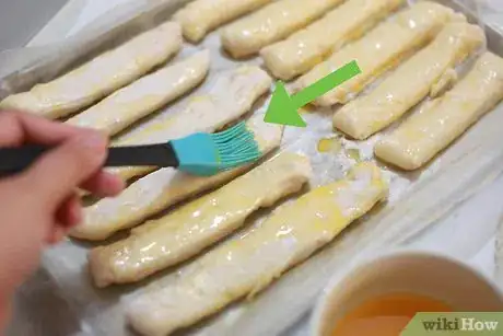 Imagen titulada Make Cinnamon Roll Sticks Step 17