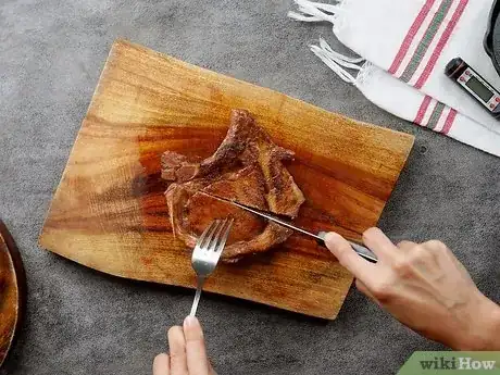 Imagen titulada Tell if Pork Chops Are Done Step 4