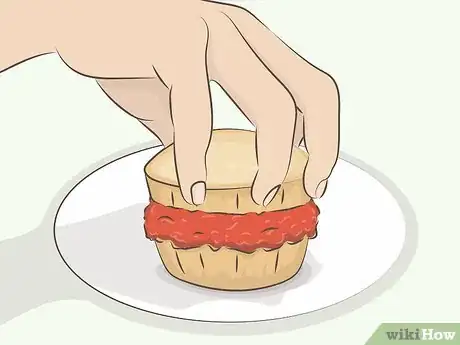 Imagen titulada Eat a Cupcake Step 13