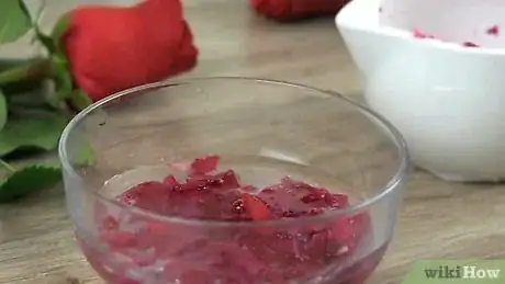 Imagen titulada Make Rose Petal Perfume Step 13
