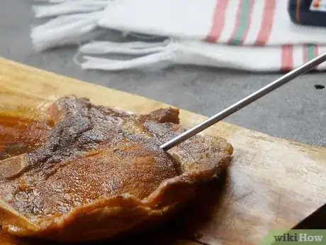 Imagen titulada Tell if Pork Chops Are Done Step 6