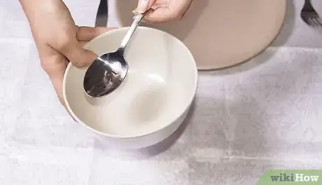 Imagen titulada Arrange a Place Setting for a Formal Dinner Step 6