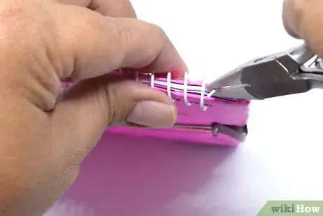 Imagen titulada Make a Spiral‐Bound Book Step 21
