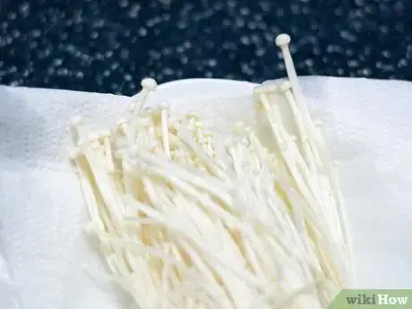 Imagen titulada Cook Enoki Mushrooms Step 1