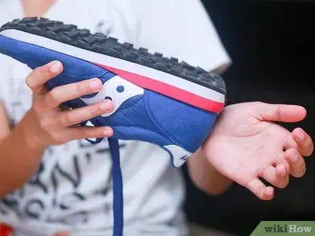 Imagen titulada Control Foot Odor with Baking Soda Step 7