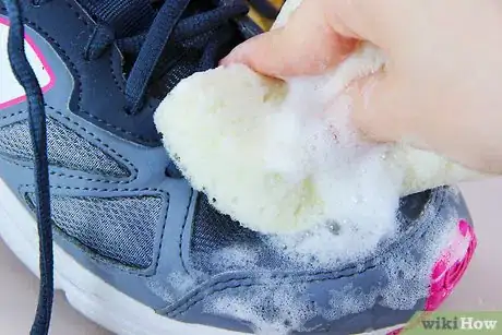 Imagen titulada Clean Muddy Shoes Step 8