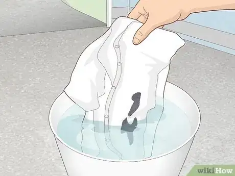 Imagen titulada Remove Engine Oil Stains Step 7