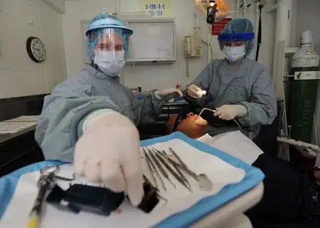 Imagen titulada Dental procedure aboard USS Abraham Lincoln.