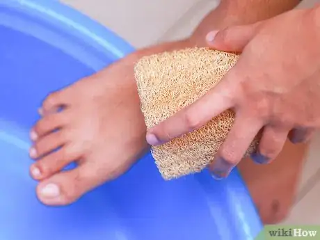 Imagen titulada Control Foot Odor with Baking Soda Step 9