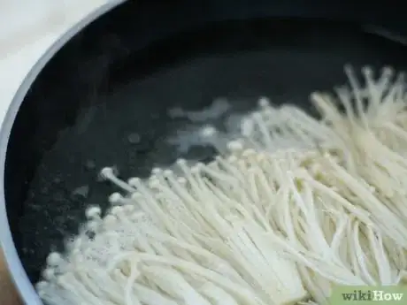 Imagen titulada Cook Enoki Mushrooms Step 7