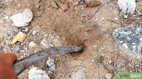 Imagen titulada Defecate Outdoors Step 4