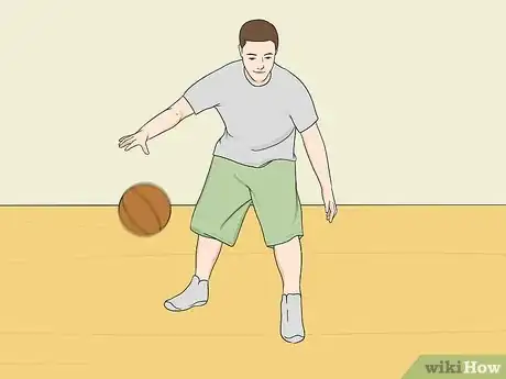 Imagen titulada Dribble a Basketball Between the Legs Step 10.jpeg