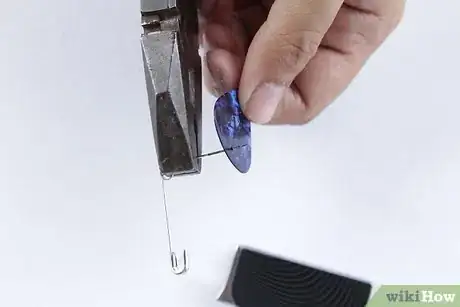 Imagen titulada Make a Guitar Pick Necklace Step 2