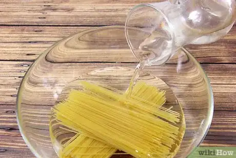 Imagen titulada Cook Spaghetti in the Microwave Step 2