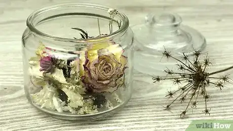Imagen titulada Preserve Flowers in a Jar Step 20