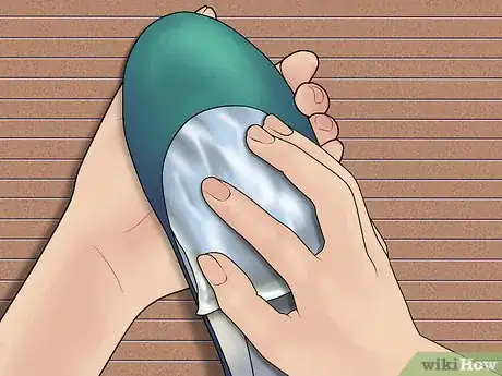 Imagen titulada Stretch Tight Ballet Flats Step 2