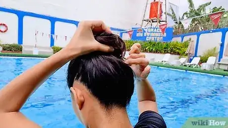 Imagen titulada Put on a Swim Cap Step 1
