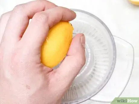 Imagen titulada Get More Juice out of a Lemon Step 8