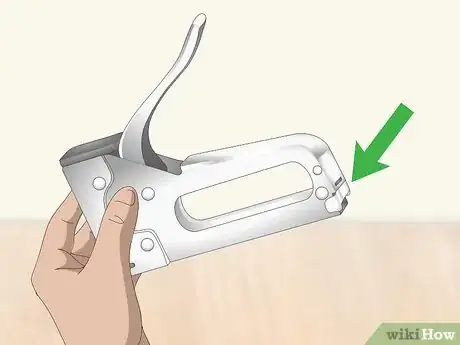 Imagen titulada Load a Staple Gun Step 1