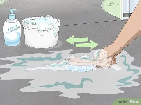 Imagen titulada Clean Hydraulic Fluid from Asphalt Step 5