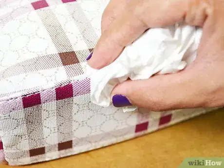 Imagen titulada Clean a Purse Step 10