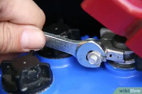 Imagen titulada Remove Car Battery Terminals Step 15