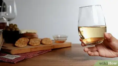 Imagen titulada Hold a Wine Glass Step 6
