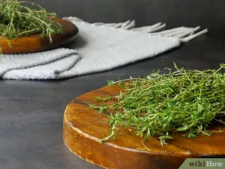 Imagen titulada Prepare and Store Fresh Thyme Step 1