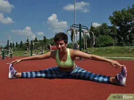 Imagen titulada Get Flexible for Cheerleading Step 7