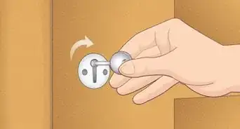 ponerle seguro a una puerta