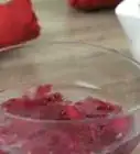 hacer perfume de pétalos de rosa