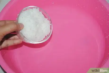 Imagen titulada Remove Fluorescent Glo Stick Liquid from Fabric Step 1